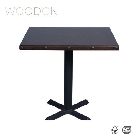 طاولة قهوة بإطار معدني